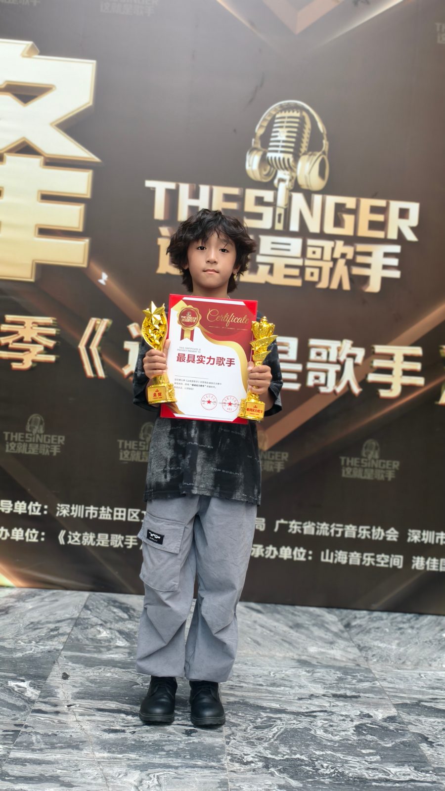 大家好！我是爱唱歌的齐哥！音乐世界是我的人生！