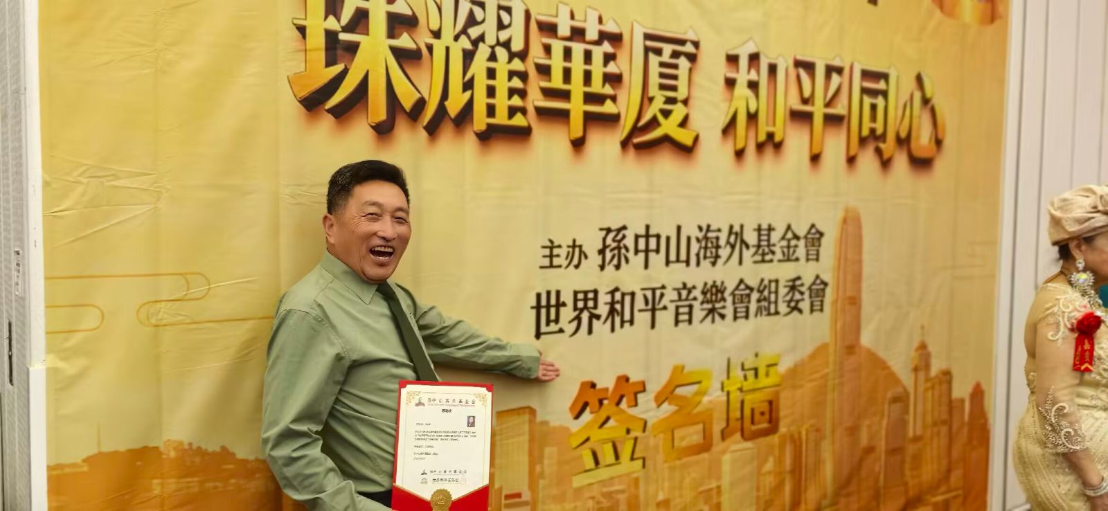 我是王从兴，陕西省汉中市镇巴县人，从小爱唱歌。退休后学习声乐，通过社会实践成为一名腾讯音乐人原创歌