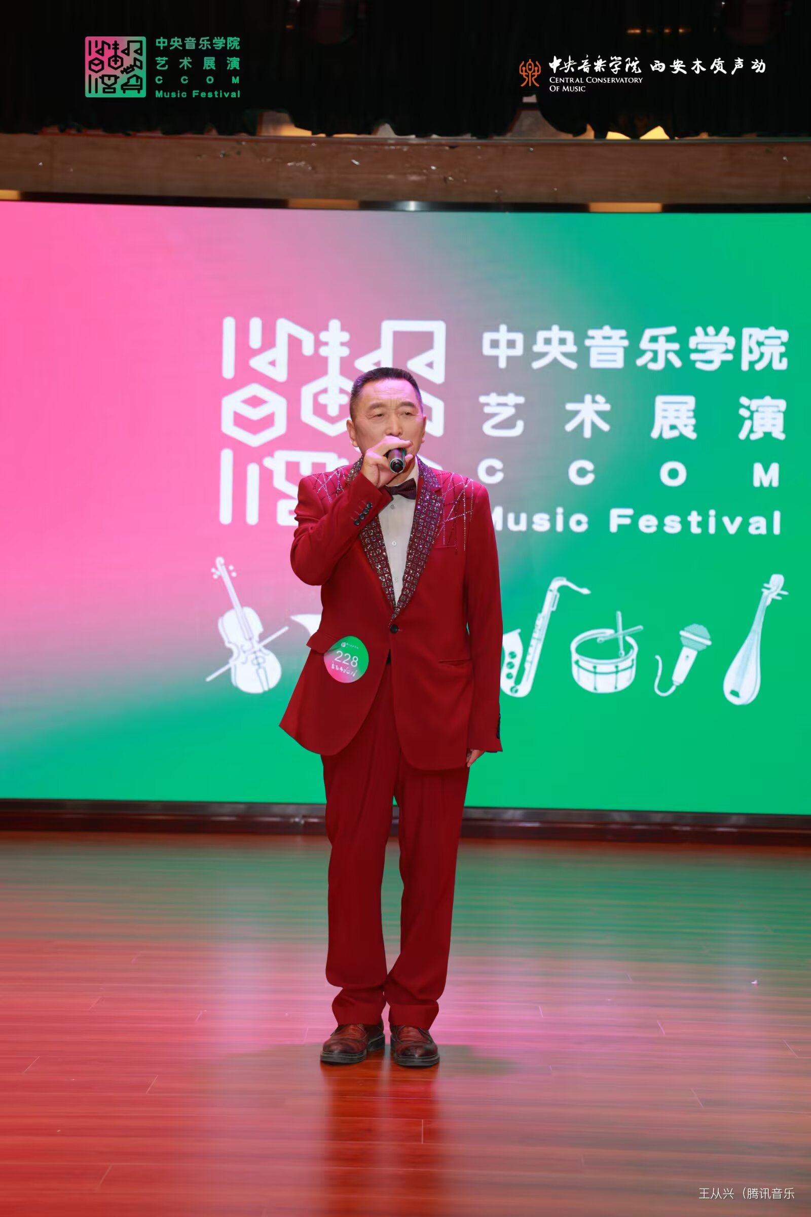 我是王从兴，陕西省汉中市镇巴县人，从小爱唱歌。退休后学习声乐，通过社会实践成为一名腾讯音乐人原创歌