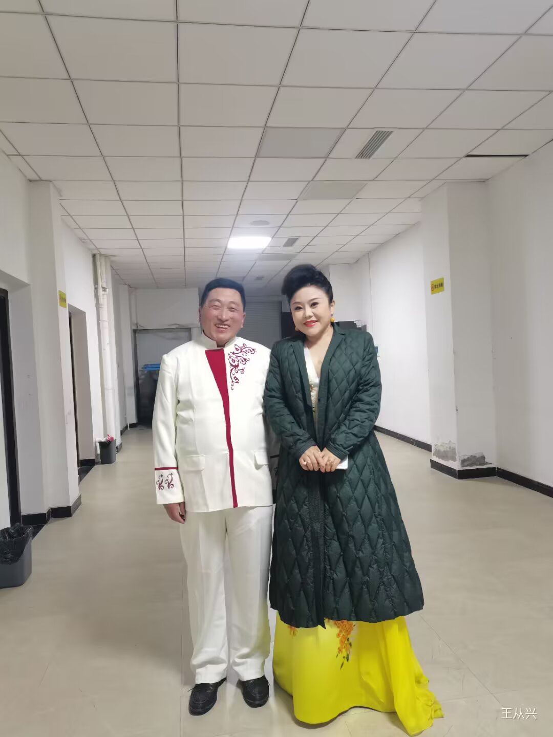 我是王从兴，陕西省汉中市镇巴县人，从小爱唱歌。退休后学习声乐，通过社会实践成为一名腾讯音乐人原创歌