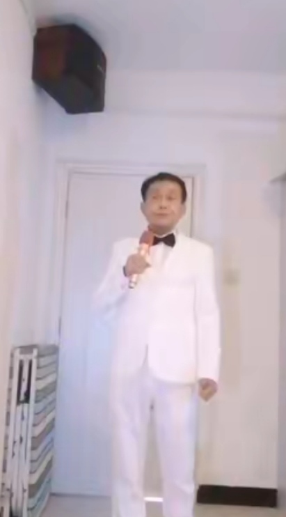 人老不服老，唱歌秀年轻