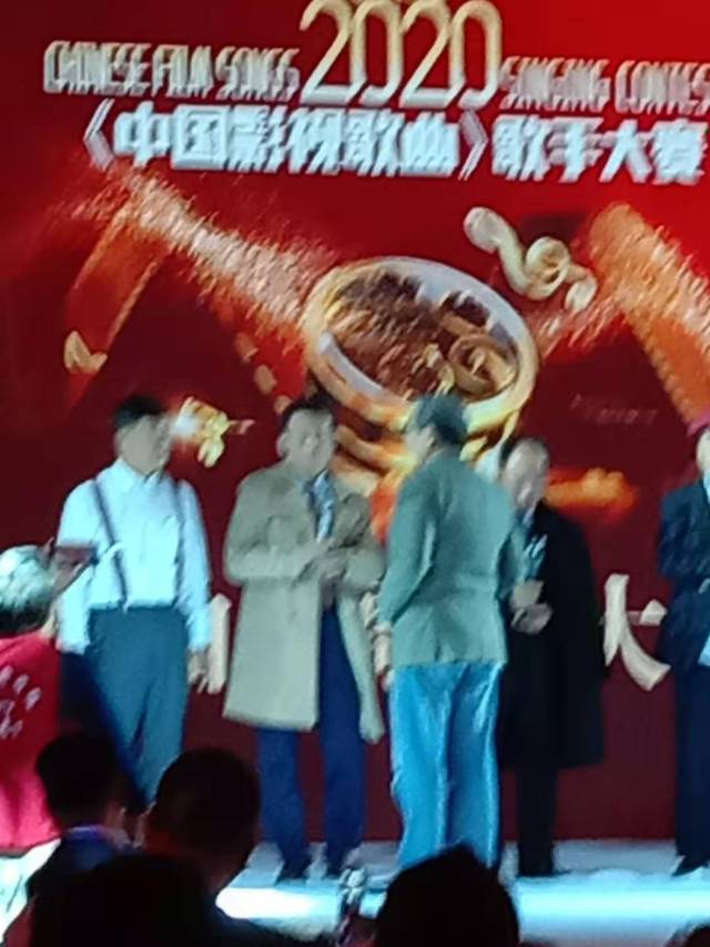 人老不服老，唱歌秀年轻